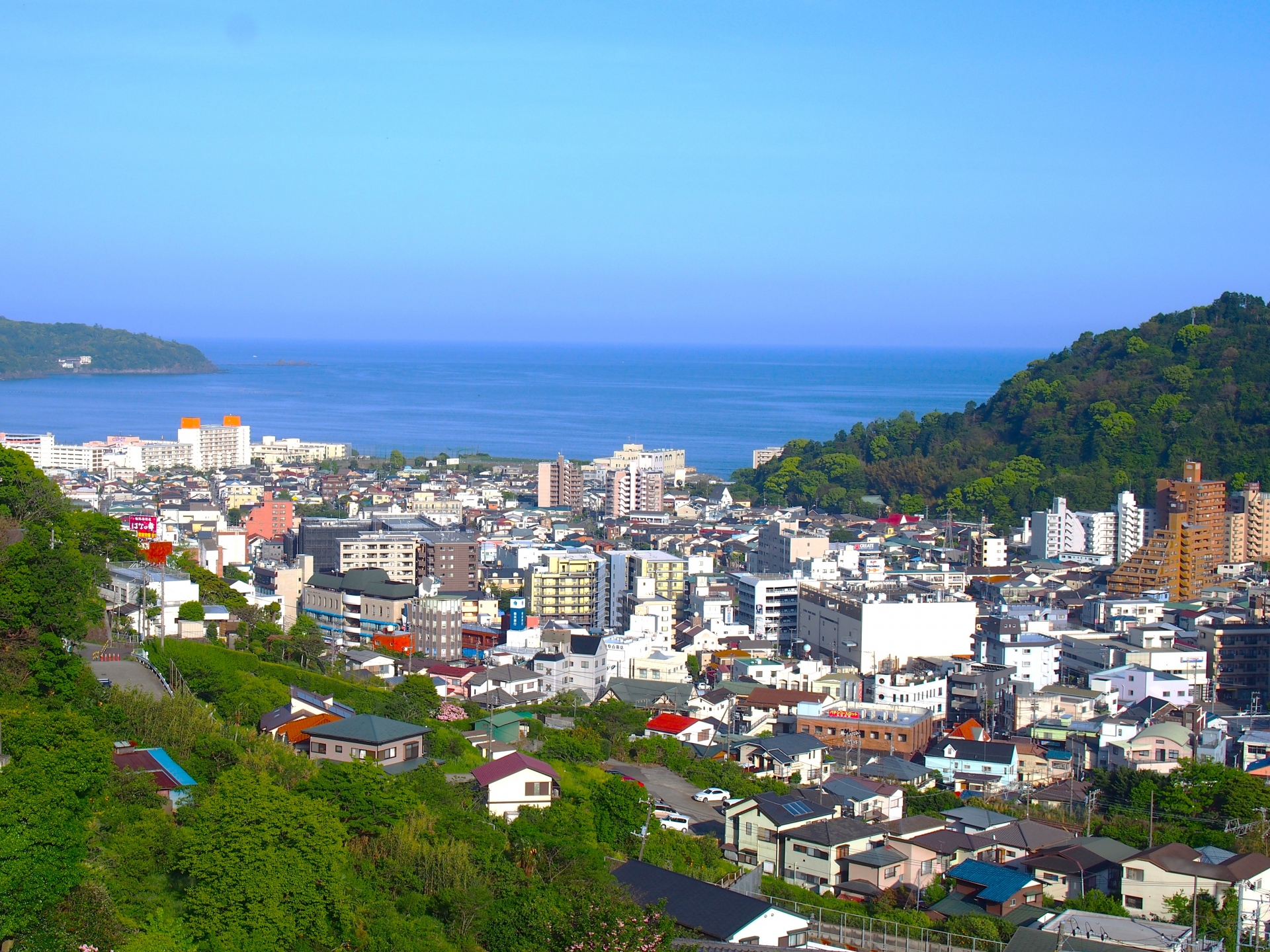 高台から望む湯河原の街並みと相模湾