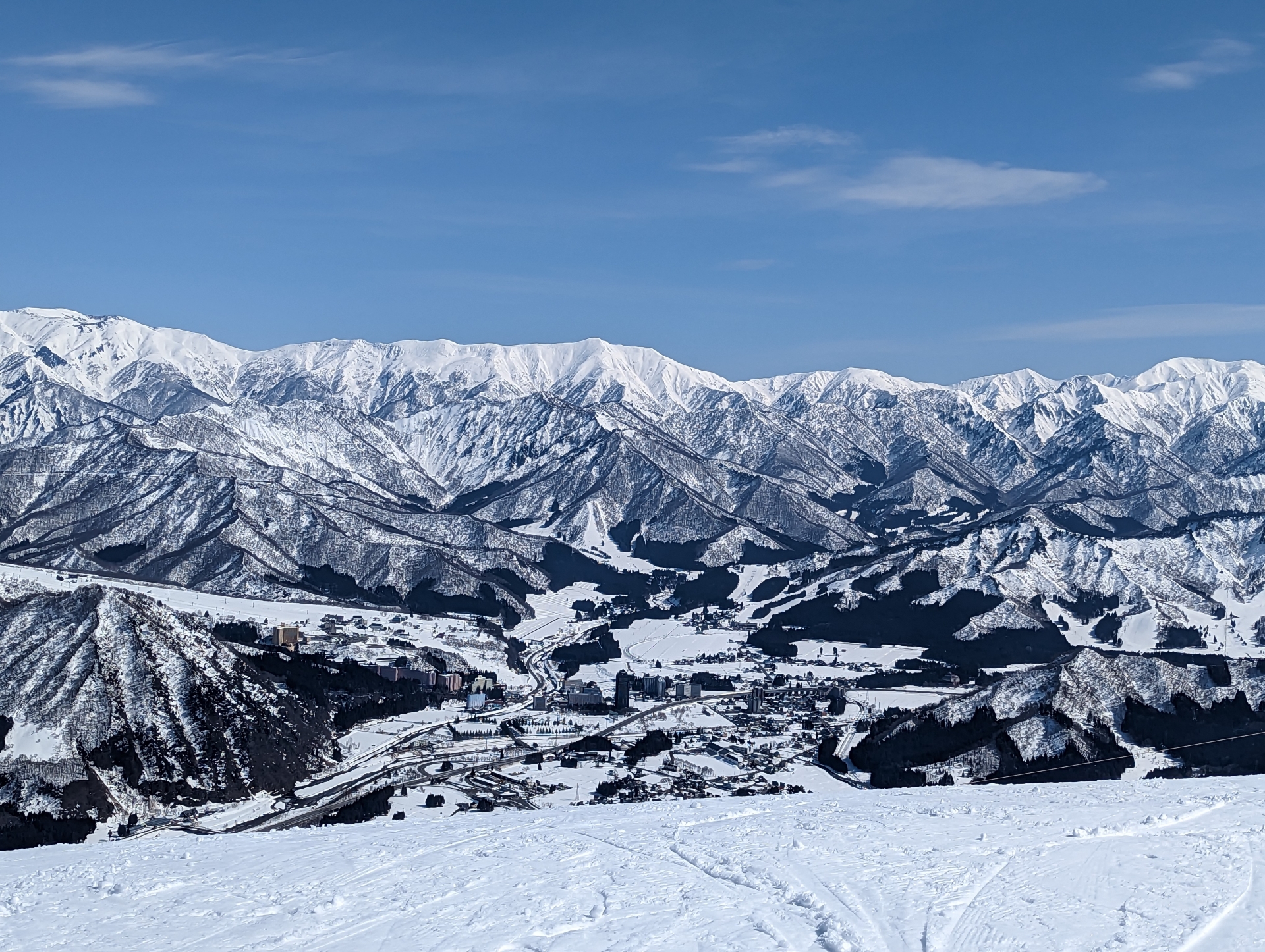 雪に包まれた越後湯沢の温泉街と山並み