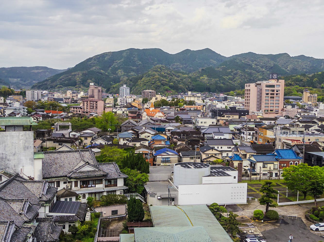 山々に囲まれた佐賀県嬉野市の嬉野温泉街