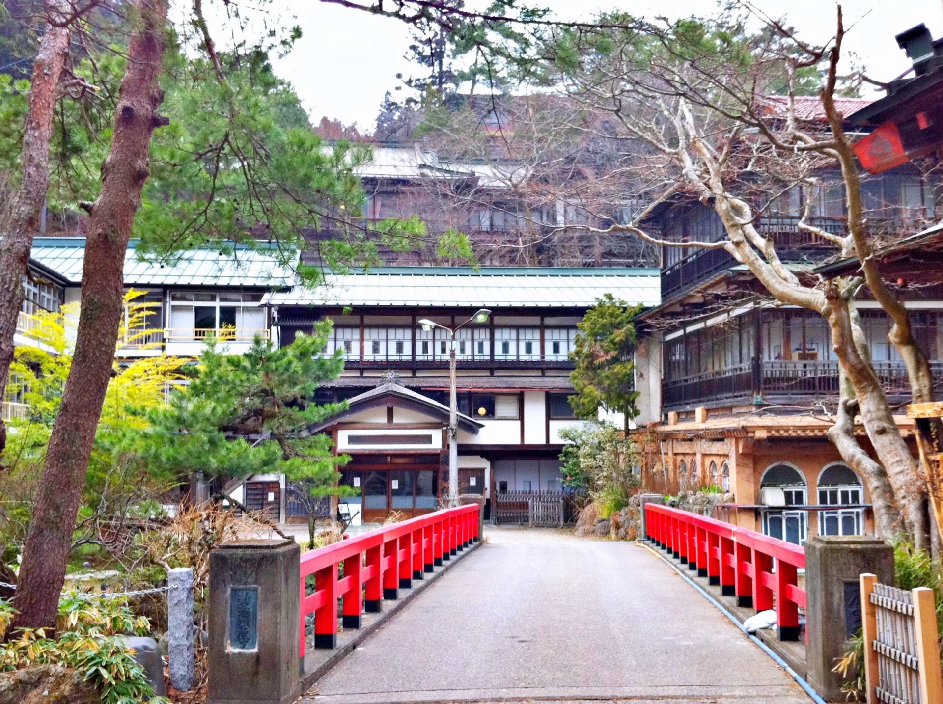 四万温泉の積善館と赤い橋