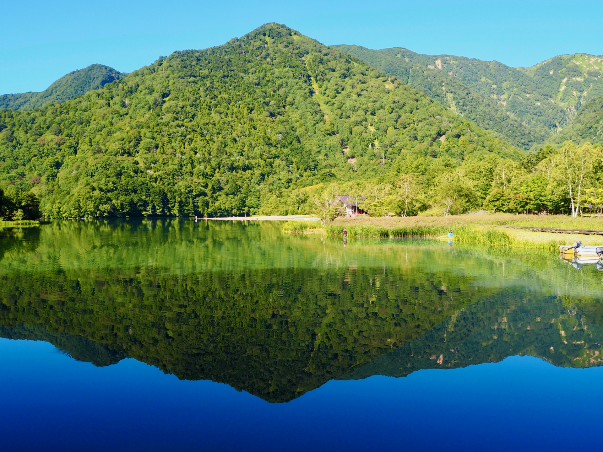 新緑の山々を映す奥日光湯元温泉の湯ノ湖
