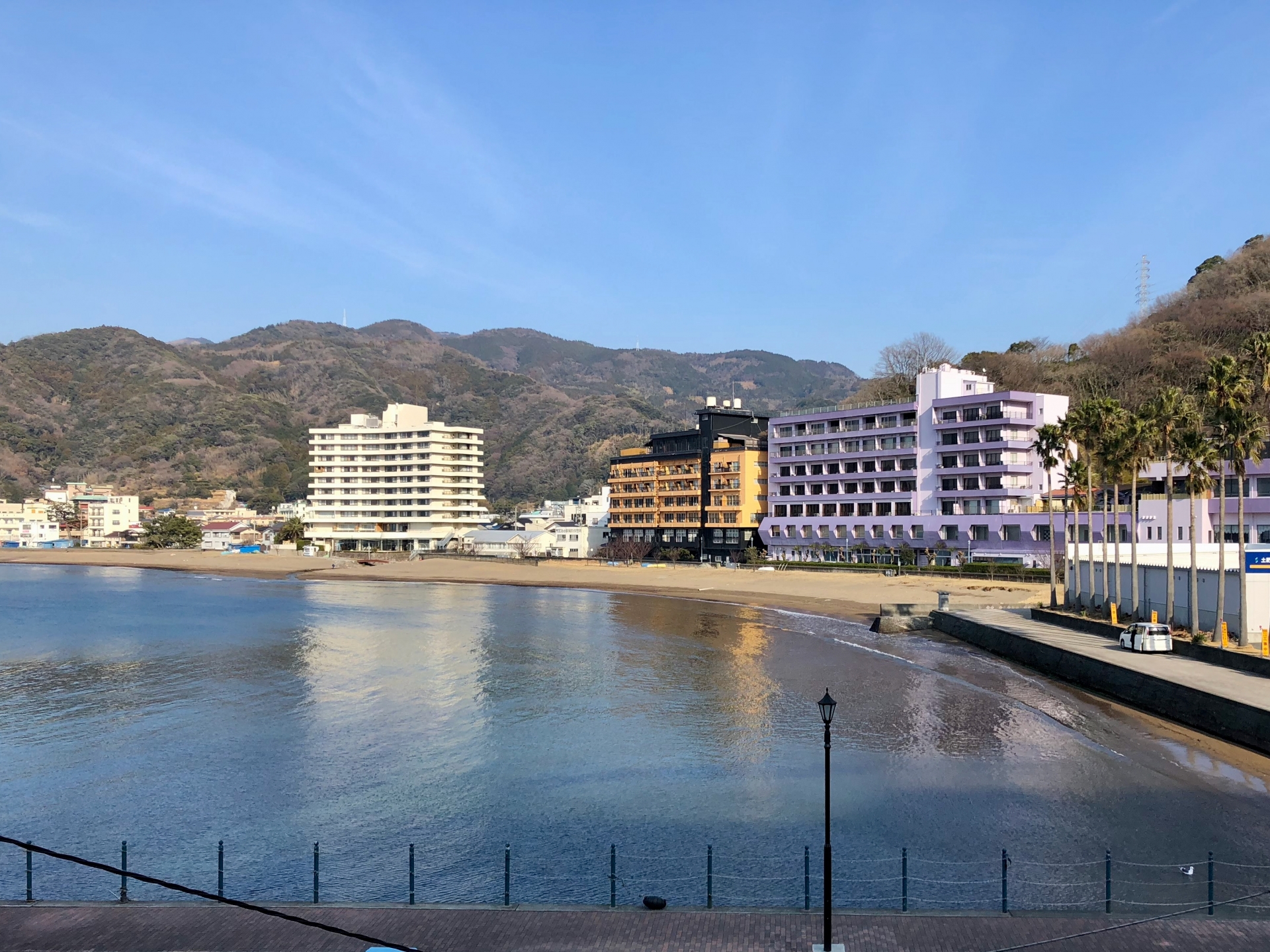 駿河湾に面して温泉宿が並ぶ土肥海岸