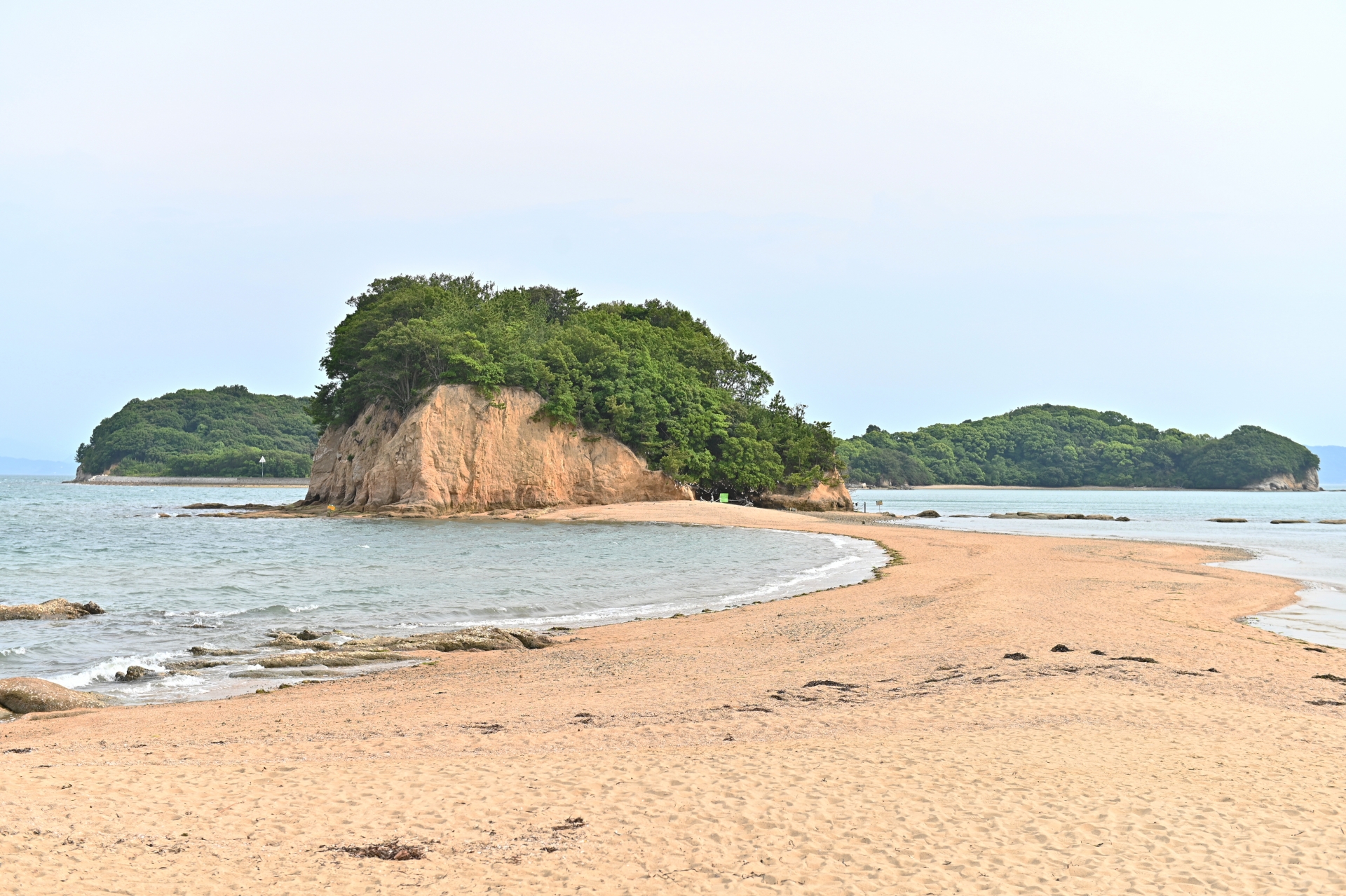 干潮時に砂の道が現れる小豆島のエンジェルロード