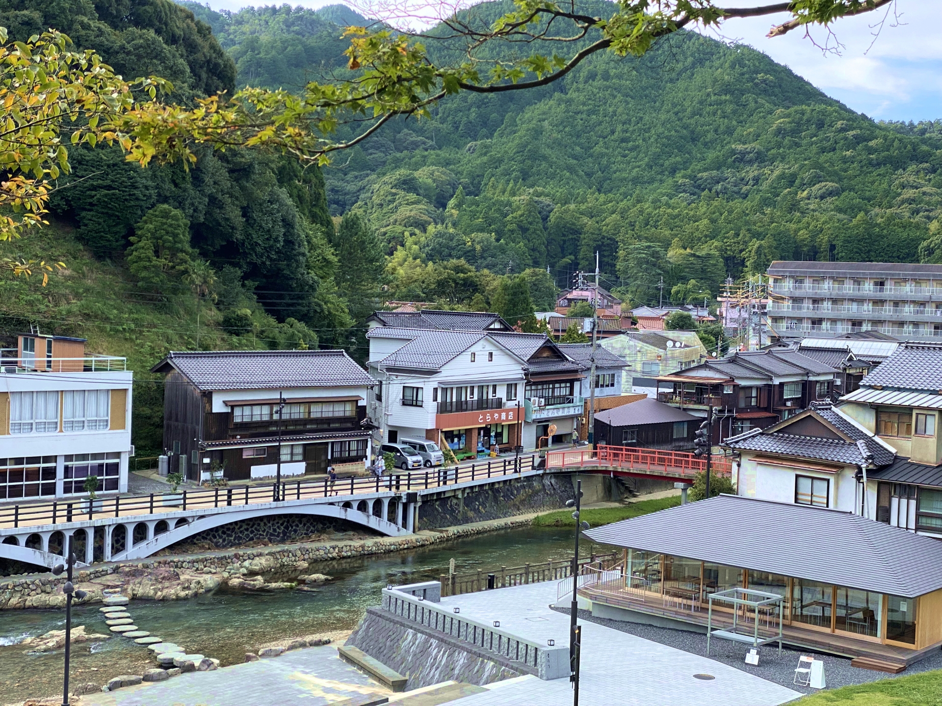 音信川と飛び石がある長門湯本温泉街の風景