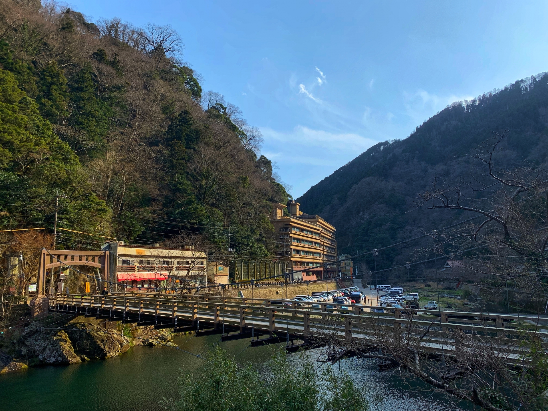 旭川沿いの山あいに広がる湯原温泉街