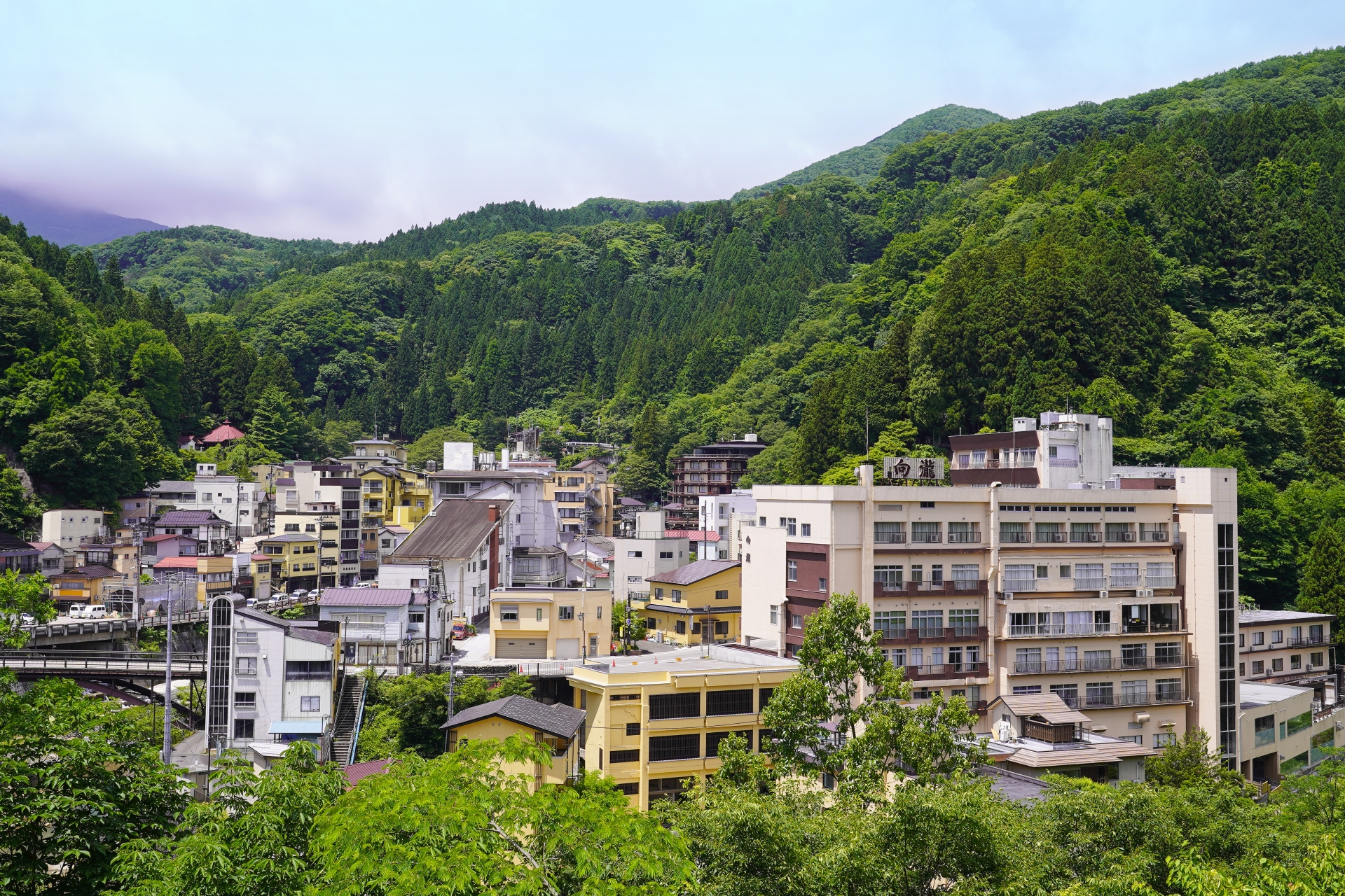 緑豊かな山々に囲まれた福島県の土湯温泉街