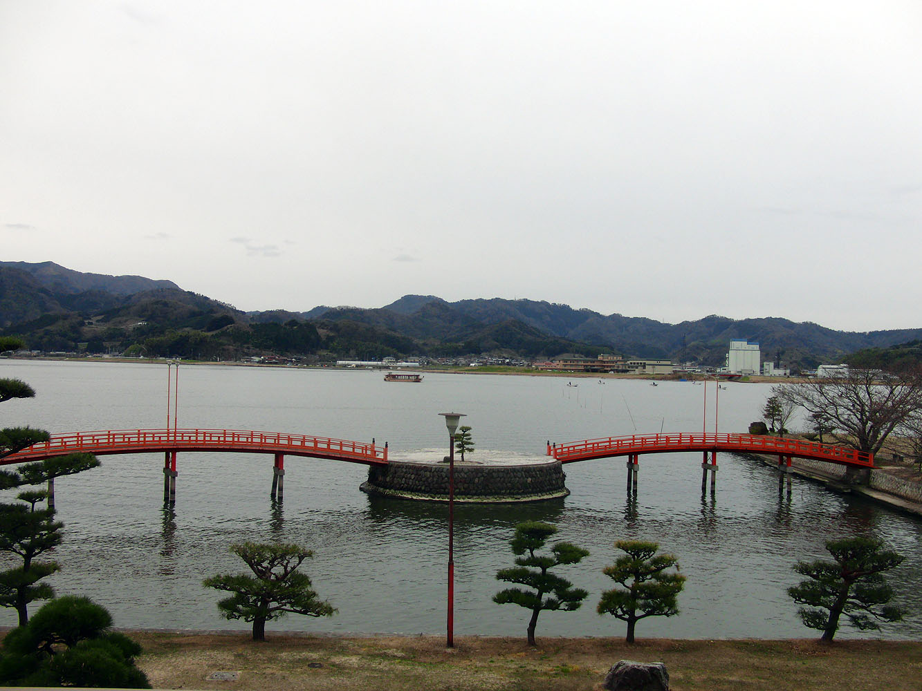 東郷湖に架かる赤い橋と湖畔の風景